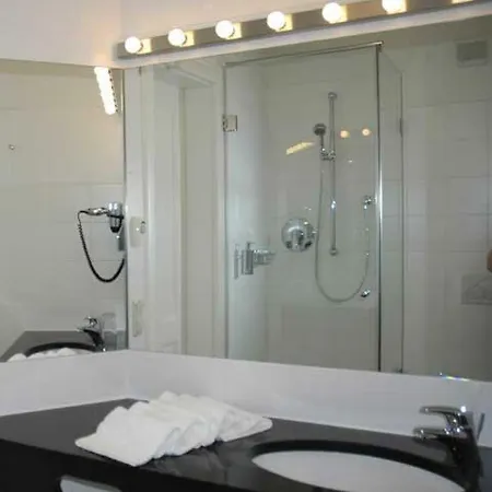 Goldenes Kreuz 호텔 *